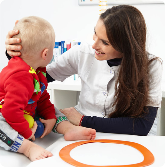 Osteopata con un bambino